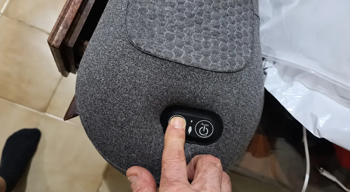Client allumant son SpinePod posé sur le canapé